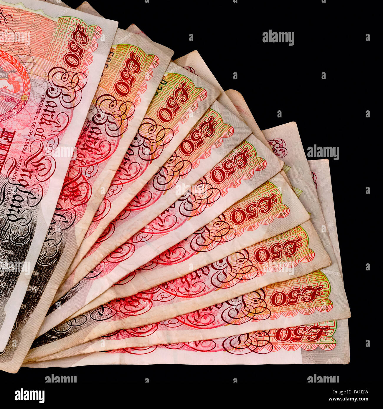 Cinquanta sterline banconote ventaglio con tracciato di ritaglio sfondo nero square Foto Stock