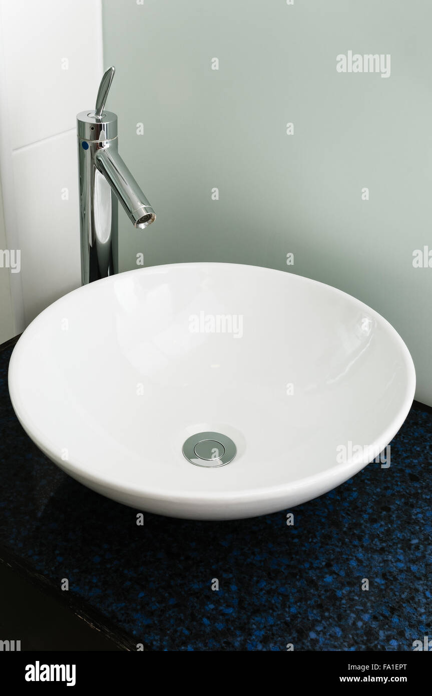 Il lavandino del bagno lavabo moderno bianco cromo ceramico toccate clean Foto Stock