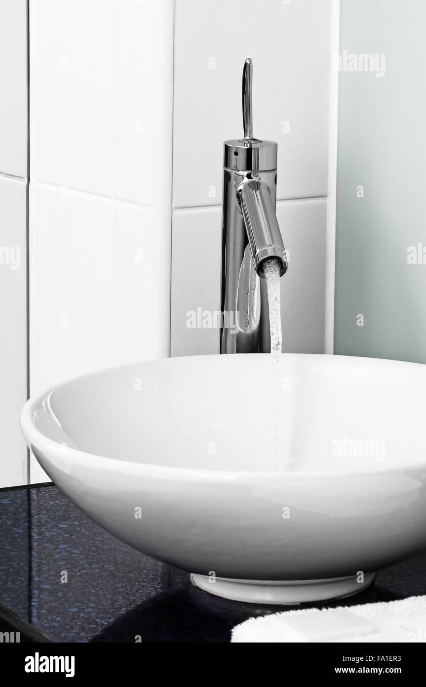 Il lavandino del bagno lavabo moderno bianco cromo ceramico toccate clean Foto Stock