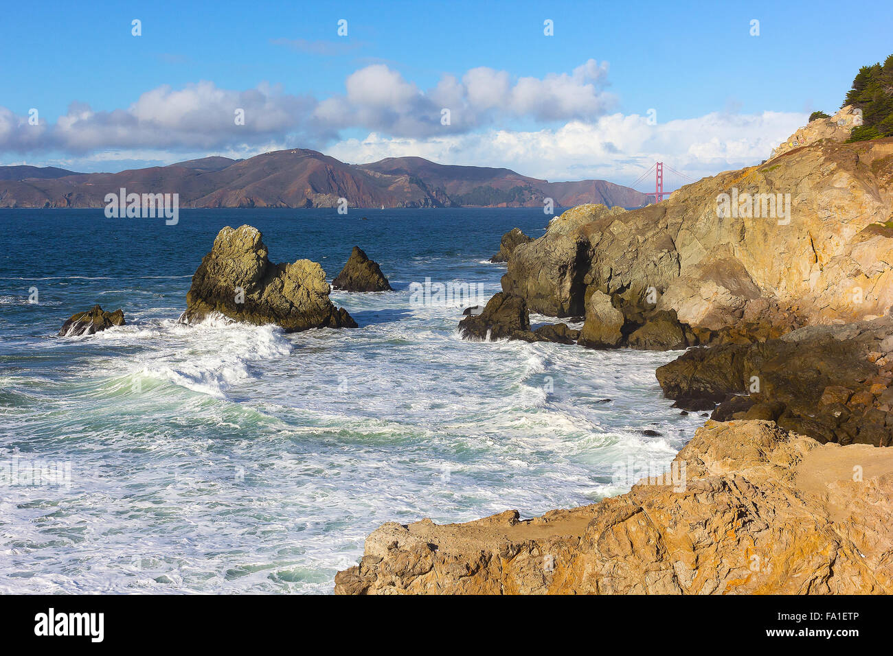 Una vista sul Golden Gate Bridge dal parco terrestre a San Francisco, California, Stati Uniti d'America. Foto Stock