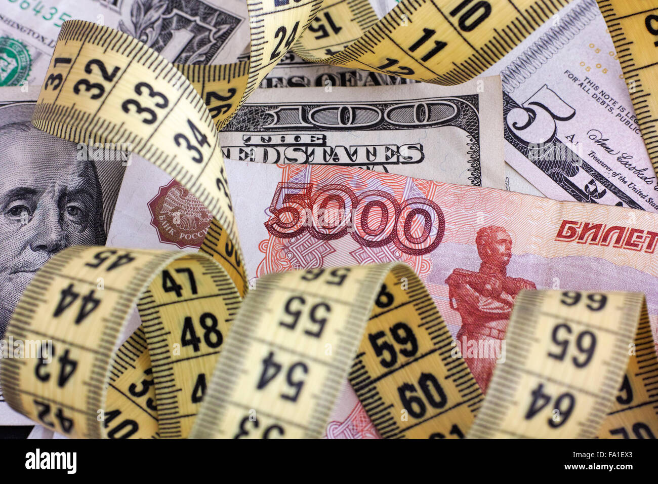 Cinque mila rubli con nastro adesivo giallo misurare sul dollaro banconote. Close up. Foto Stock