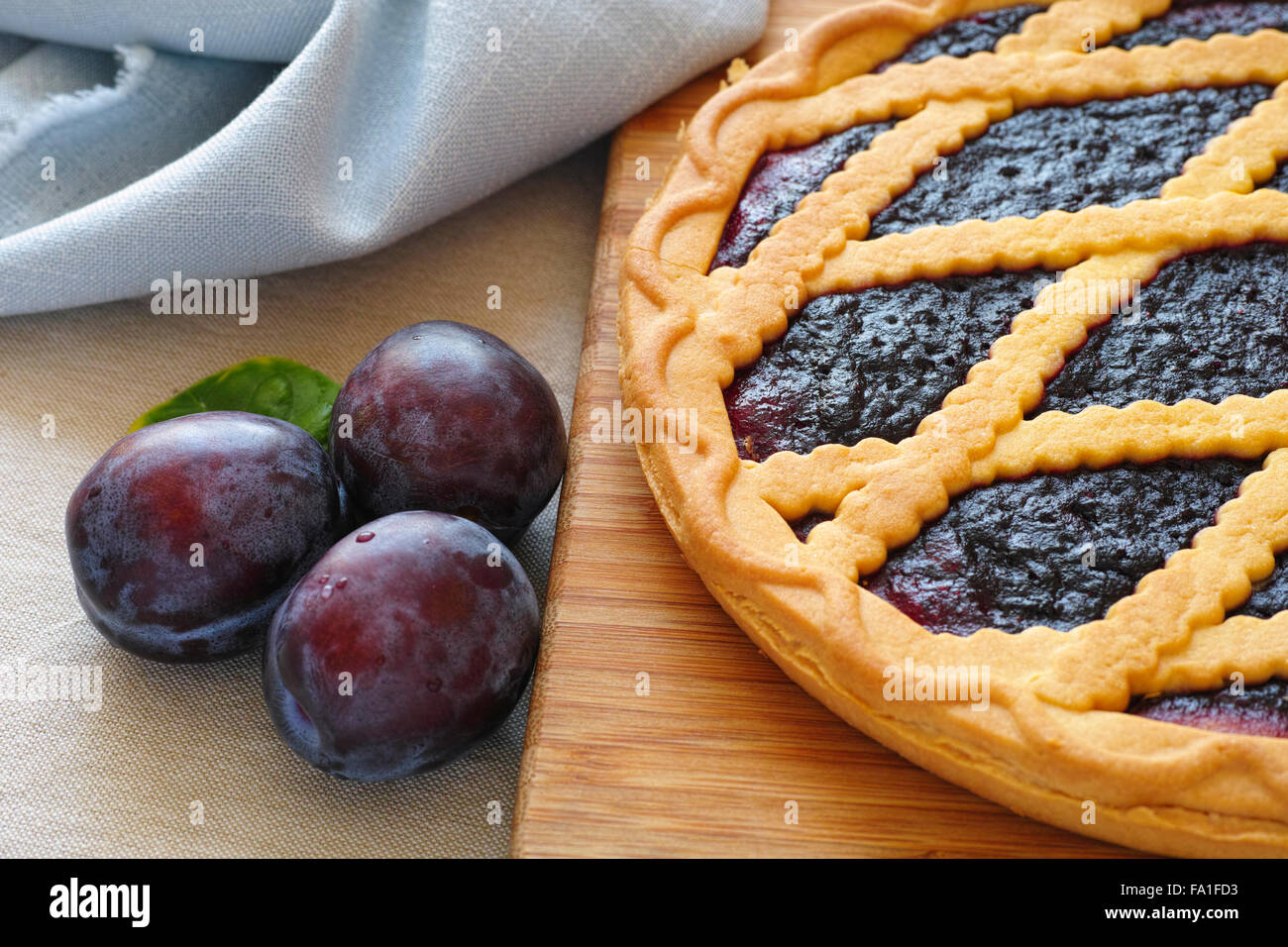 Deliziosa casa di frutti di bosco misti e torta di prugne fresche. Foto Stock