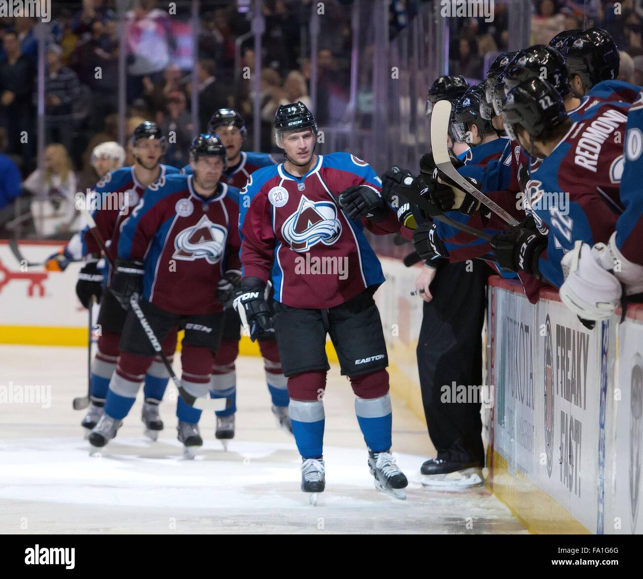 Denver, Colorado, Stati Uniti d'America. Xix Dec, 2015. Avalanche LW BLAKE COMEAU rubinetti guanti con compagni di squadra in panchina dopo aver segnato il suo team 1st. Obiettivo del gioco durante la 1a. Periodo presso il Pepsi Center giovedì notte. La valanga battere i lubrificatori Credito: Hector Acevedo/ZUMA filo/Alamy Live News Foto Stock