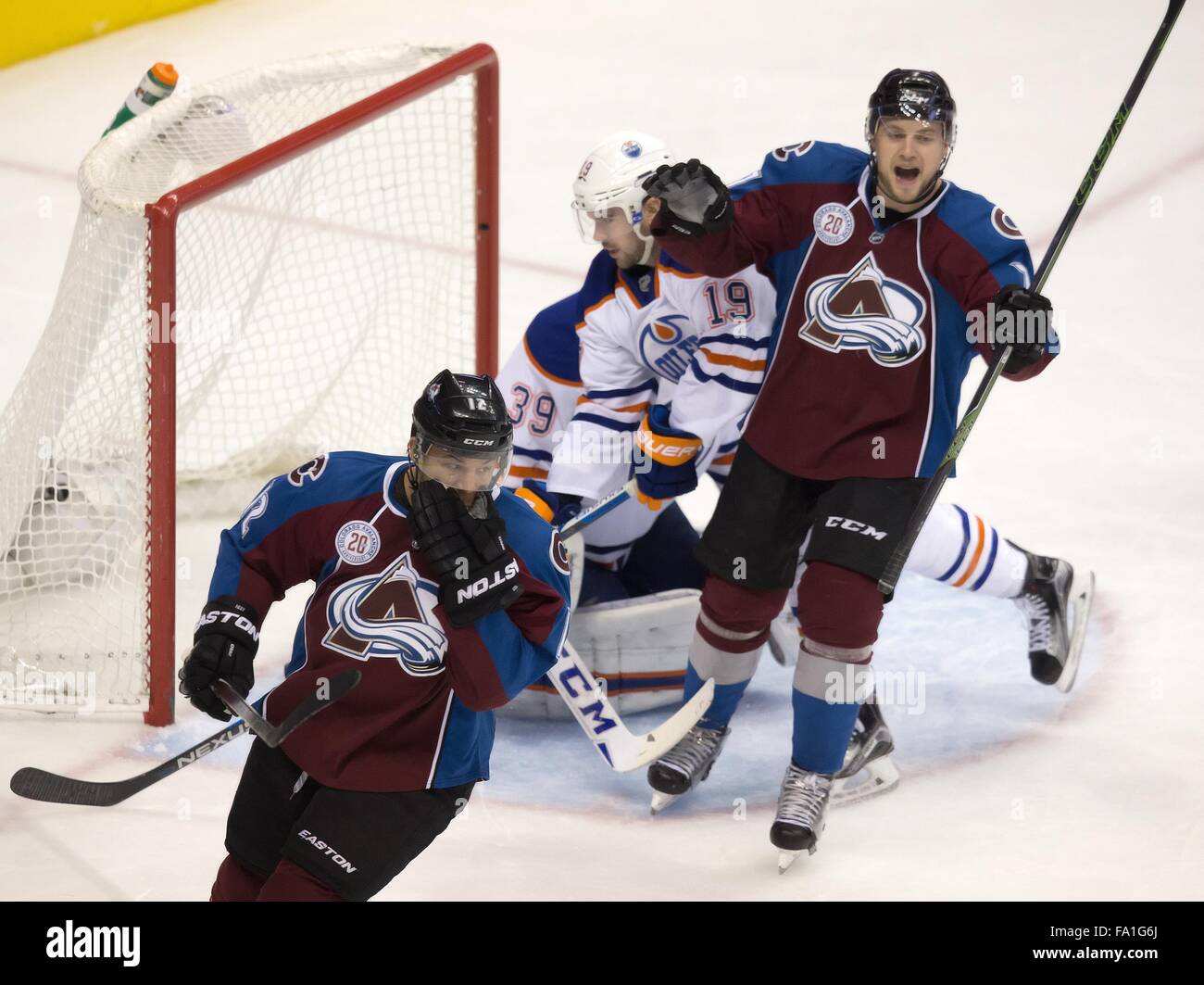 Denver, Colorado, Stati Uniti d'America. Xix Dec, 2015. Avalanche RW JEROME IGINLA, sinistra, reagisce a un goal per la sua squadra come i suoi compagni di squadra vicino a dare congrats durante il 3rd. Periodo presso il Pepsi Center giovedì notte. La valanga battere i lubrificatori Credito: Hector Acevedo/ZUMA filo/Alamy Live News Foto Stock