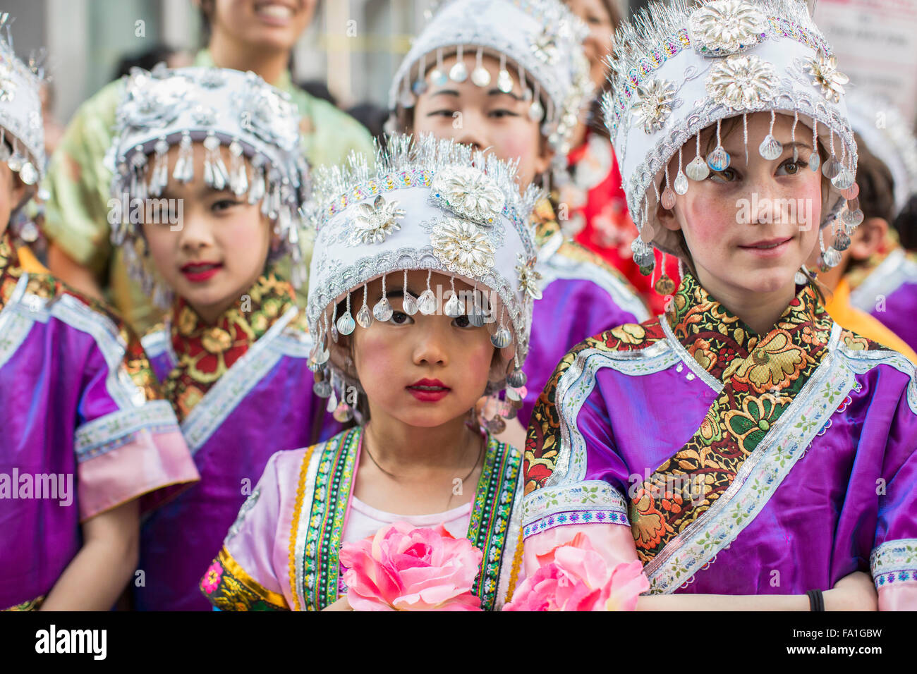 I bambini vestiti in costumi elaborati a San Francisco il Capodanno cinese parade. Foto Stock