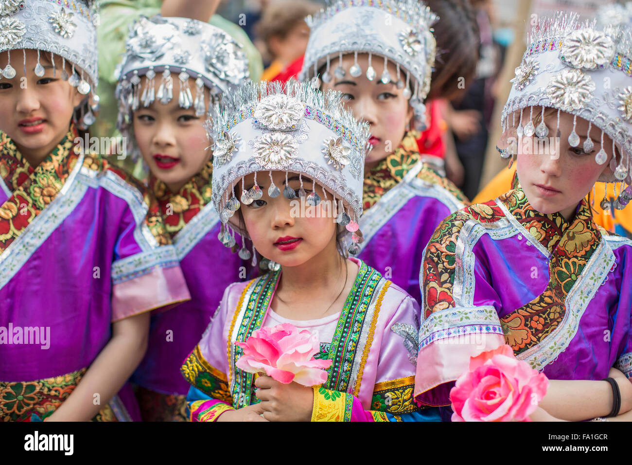 I bambini vestiti in costumi elaborati a San Francisco il Capodanno cinese parade. Foto Stock