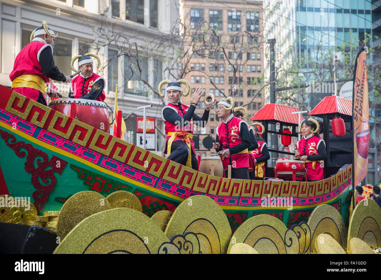 La gente vestita in ram-costumi a tema sul galleggiante a San Francisco il Capodanno cinese parade. Foto Stock