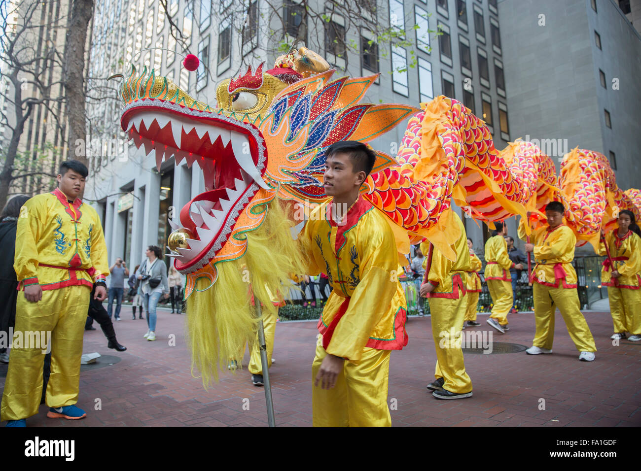 I gestori di drago vestito in costume a San Francisco il Capodanno cinese parade. Foto Stock