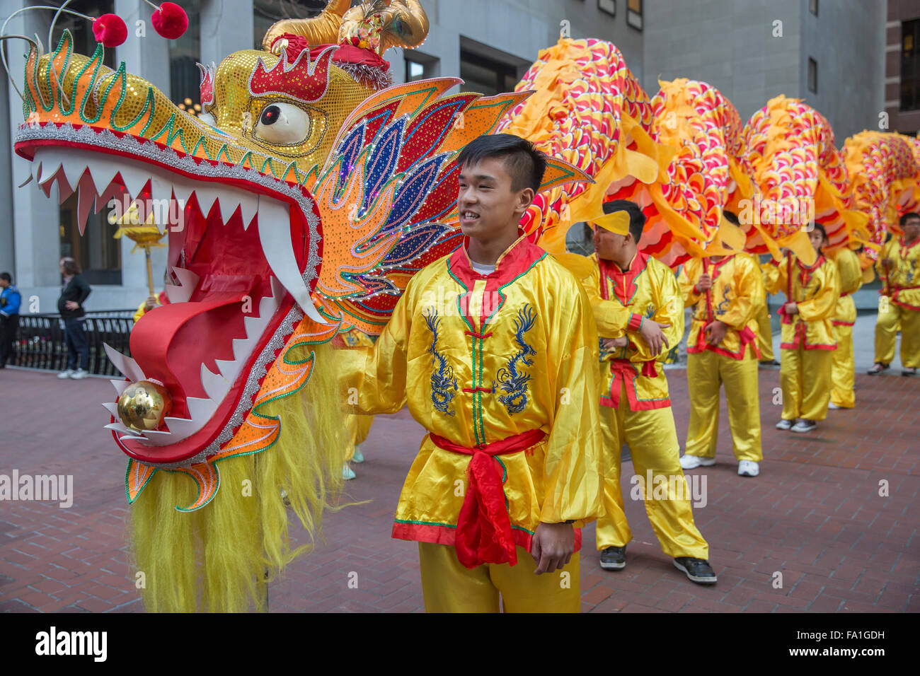 I gestori di drago vestito in costumi colorati a San Francisco il Capodanno cinese parade. Foto Stock