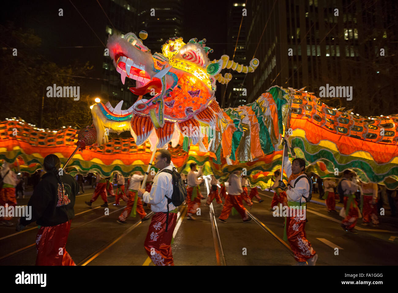 Dragon dance su Market Street a San Francisco annuale del nuovo anno cinese parade Foto Stock