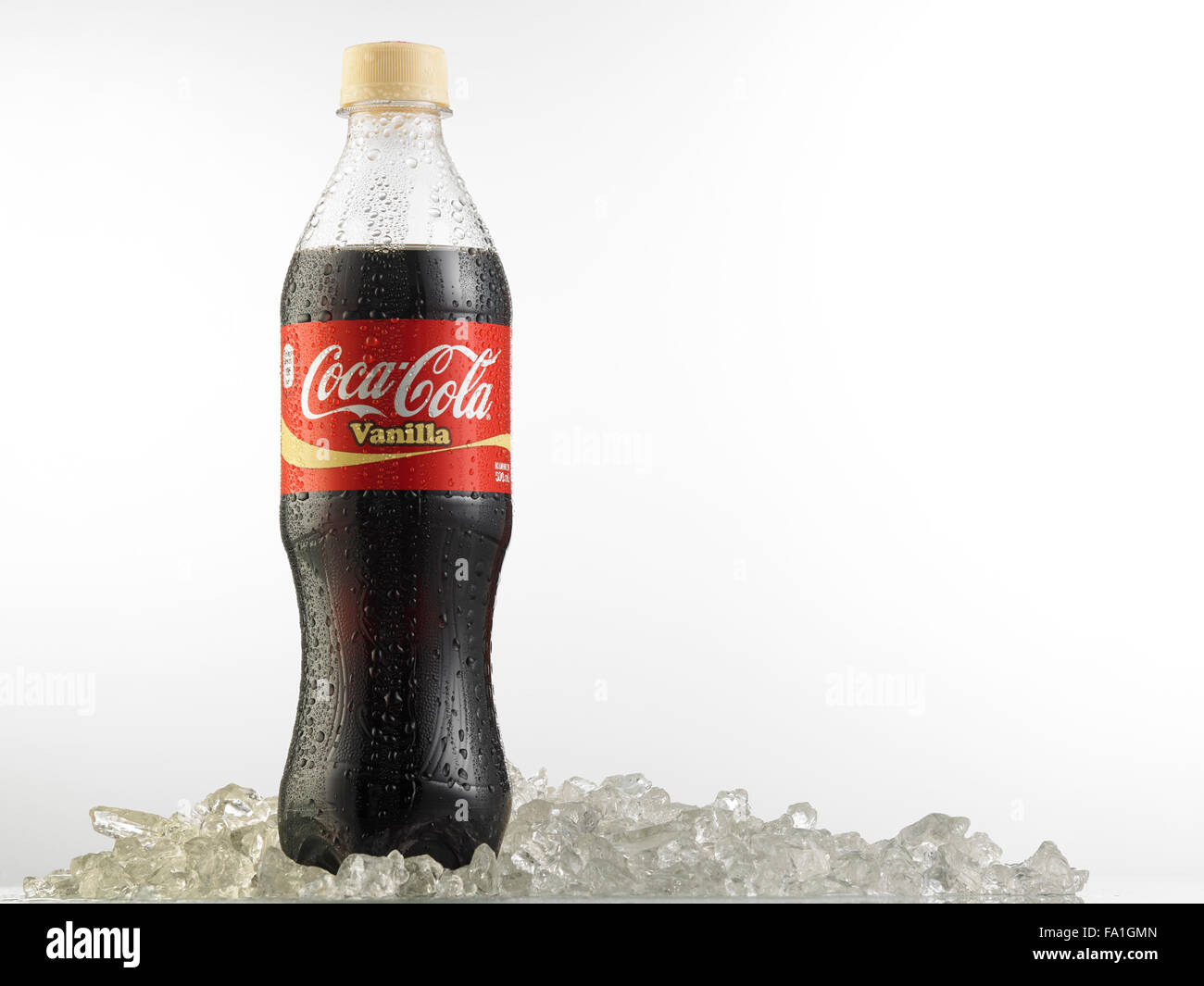 Kuala Lumpur-Malaysia : Marzo 23,2015 Foto di una bottiglia di Coca Cola  alla vaniglia. Il marchio è uno dei più popolari prodotti di soda Foto  stock - Alamy