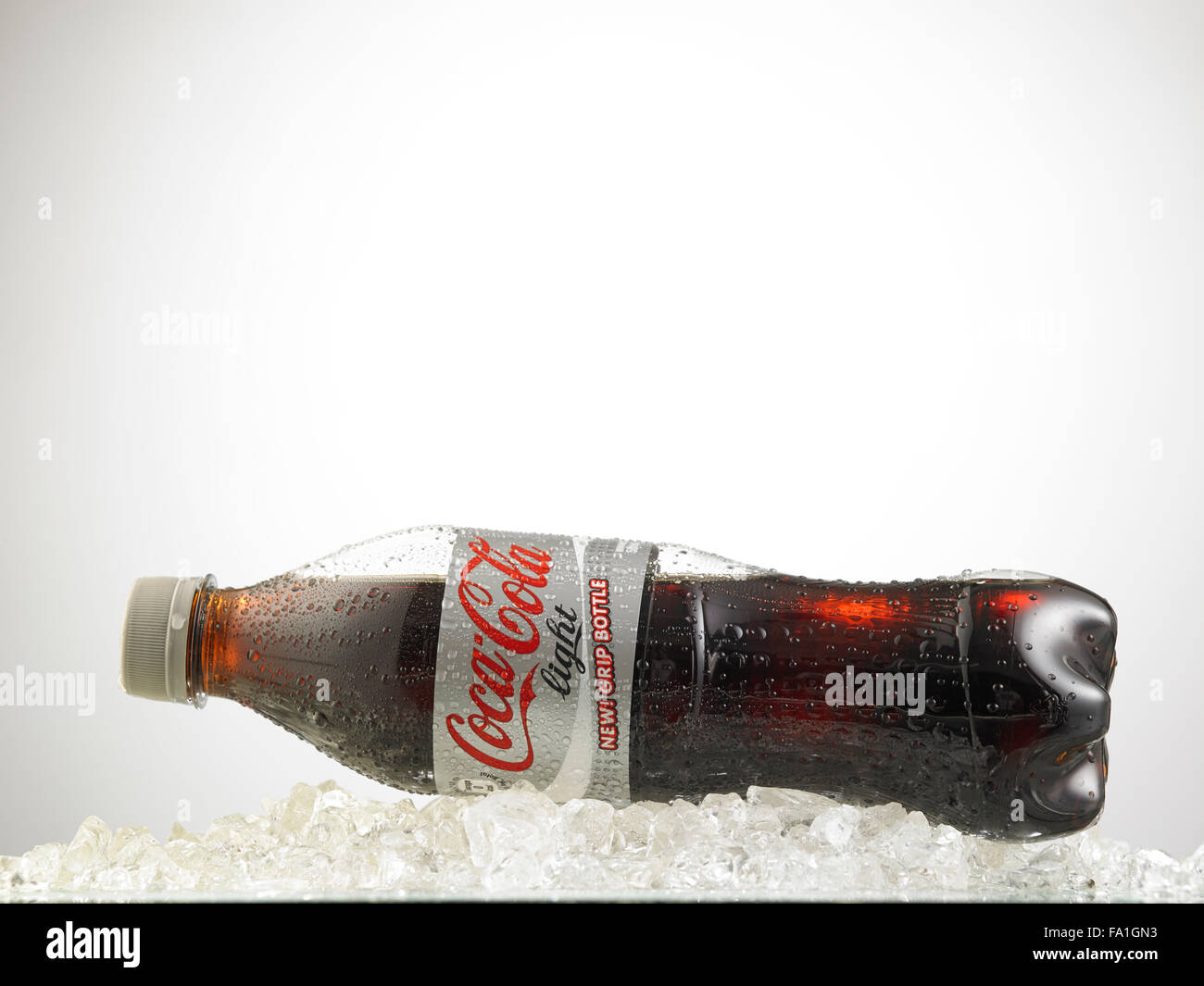 Kuala Lumpur-Malaysia : Marzo 23,2015 Foto di una bottiglia di Coca Cola. Il marchio è uno dei più popolari prodotti di soda in Foto Stock