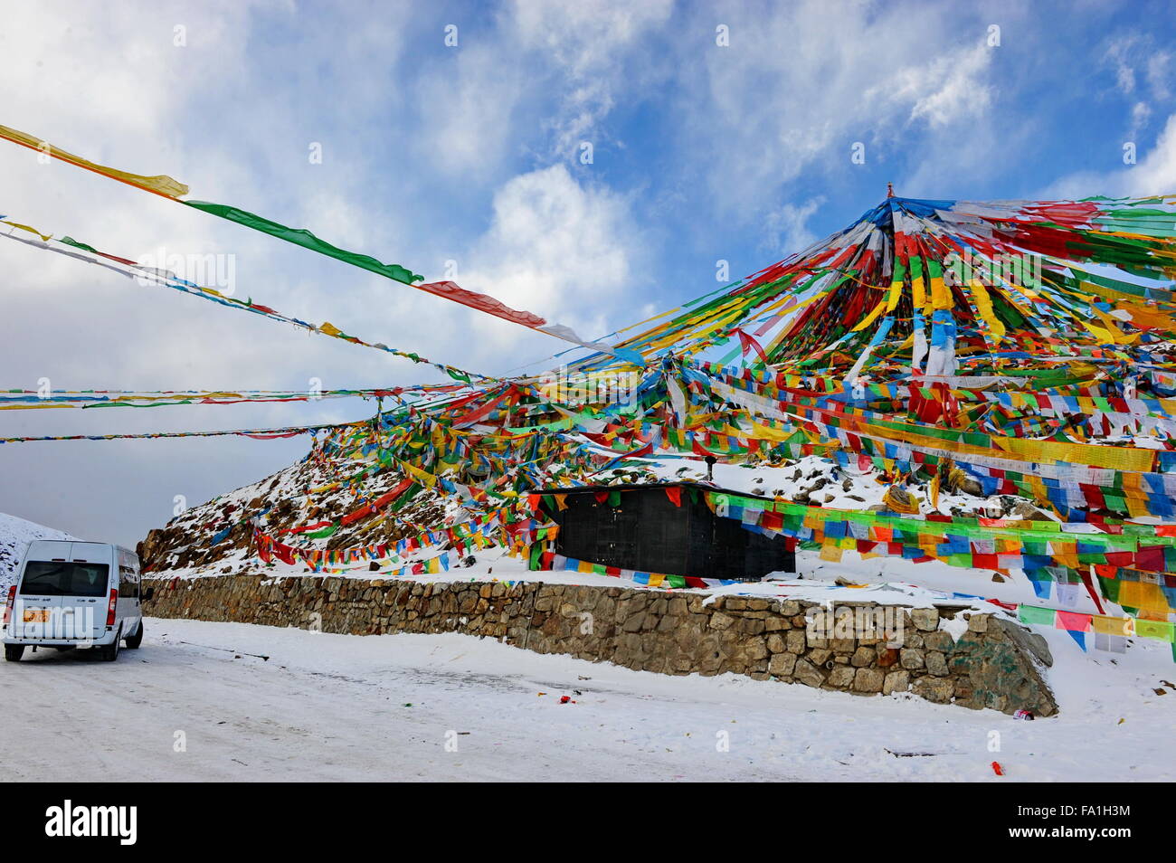 Nyingchi, la Cina della regione autonoma del Tibet. Xix Dec, 2015. Una vettura corse in montagna Sejila nella prefettura di Nyingchi, a sud-ovest della Cina di regione autonoma del Tibet, Dic 19, 2015. Credito: Zhang Rufeng/Xinhua/Alamy Live News Foto Stock