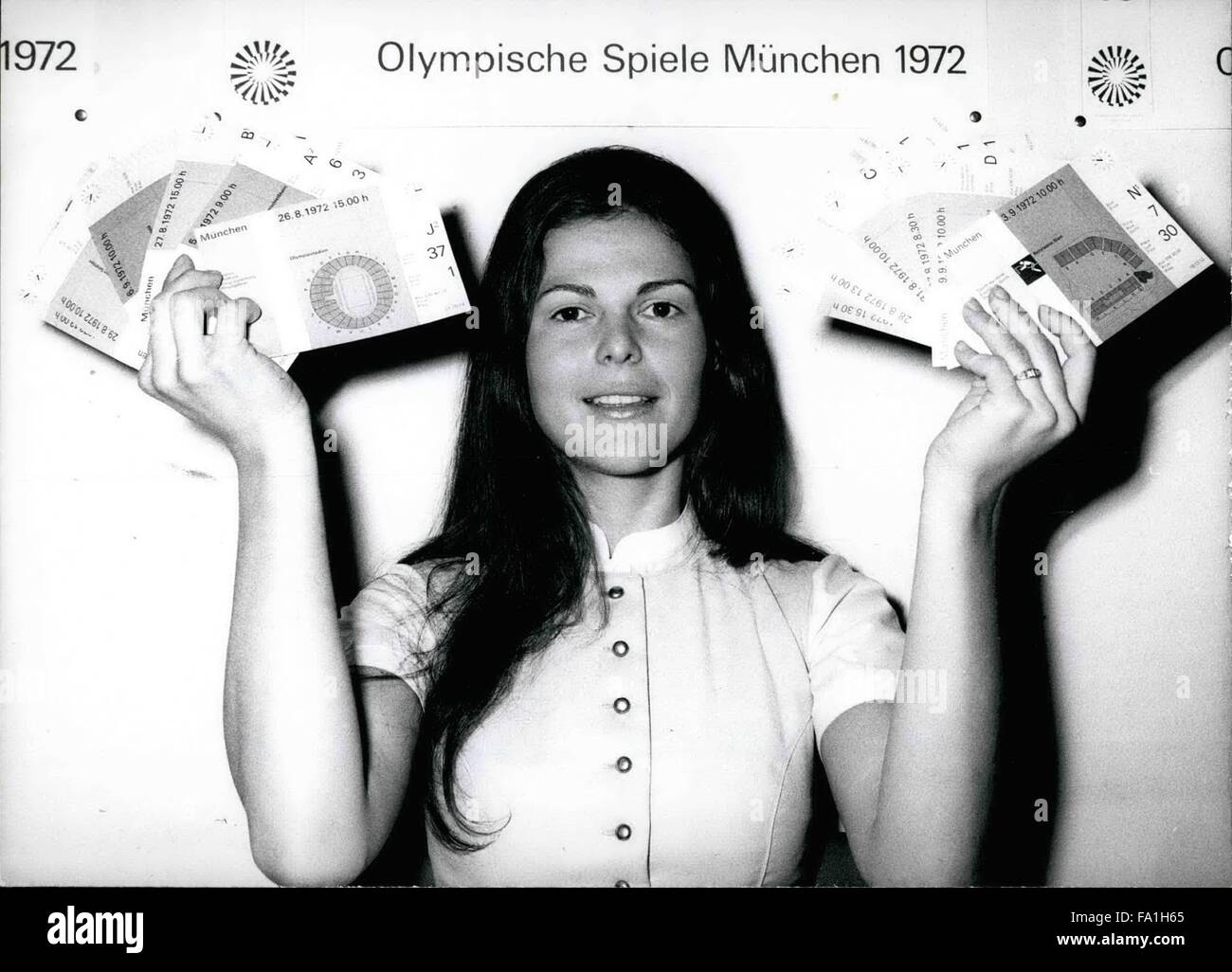 1972 - Gazzetta Olympia biglietti una Olympia-hostess è che mostra la gazzetta Olympia biglietti entrata. Essi hanno delle dimensioni di una cartolina e sono suddivise in quattro colori. I disegni molto precisi, multi-stadio segni di acqua e un filo di metallo che passa attraverso la carta rendono il biglietto più salvare di una banconota. Keystone Germania Ovest 24.4.72 © Keystone Pictures USA/ZUMAPRESS.com/Alamy Live News Foto Stock