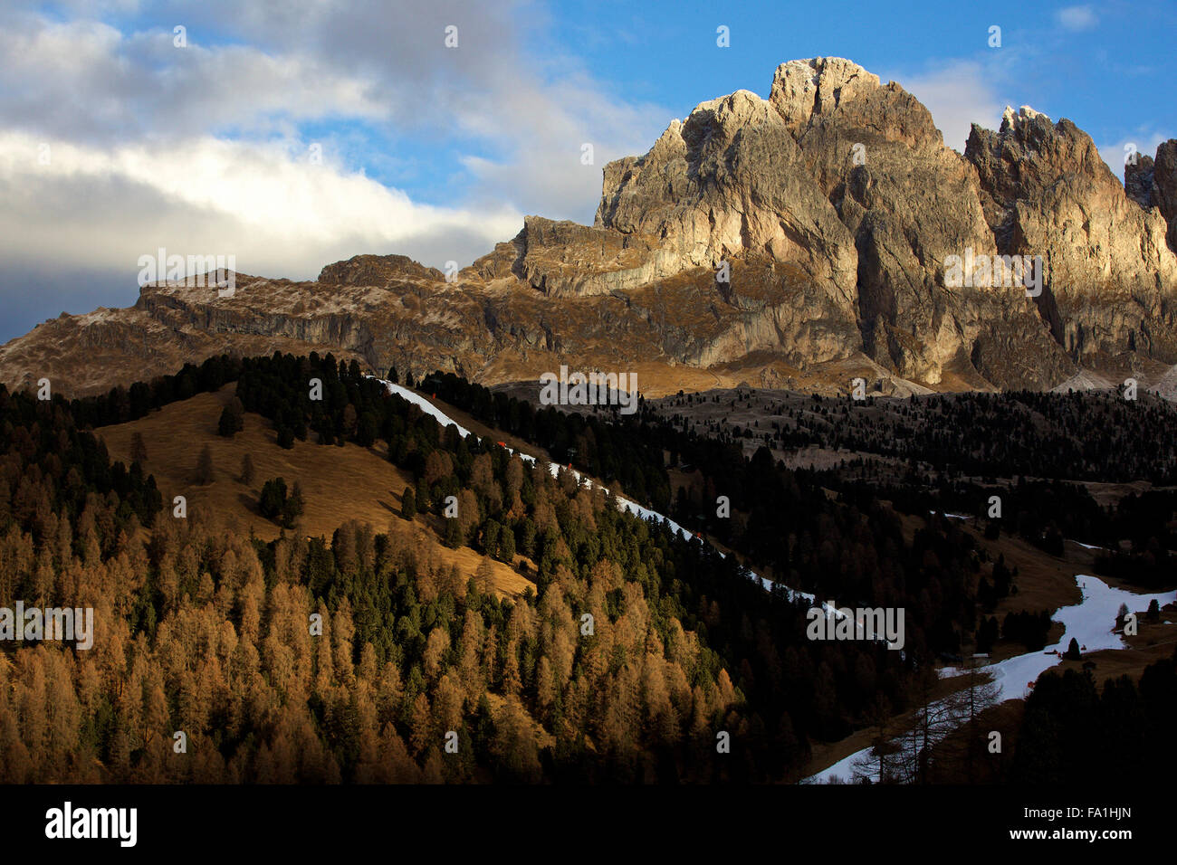 (151220) -- Selva di Val Gardena, Italia, Dicembre 20, 2015 (Xinhua) -- Foto scattata a Dic. 17 mostra le Dolomiti a Selva di Val Gardena Italia settentrionale. Le Dolomiti sono una catena montuosa situata nel nordest d'Italia. In agosto 2009, le Dolomiti sono state dichiarate patrimonio mondiale dell UNESCO. Le Dolomiti sono una serie di altamente distintivo paesaggi di montagna che sono di eccezionale bellezza naturale. Le montagne sono anche importanti di scienza della terra valori. (Xinhua/Jin Yu) Foto Stock