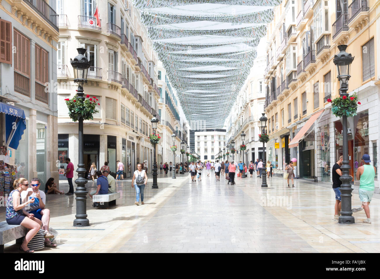 Malaga, Spain-August 31 2015: People shopping in Marques de Larios. Questa è la via principale dello shopping a Malaga. Foto Stock