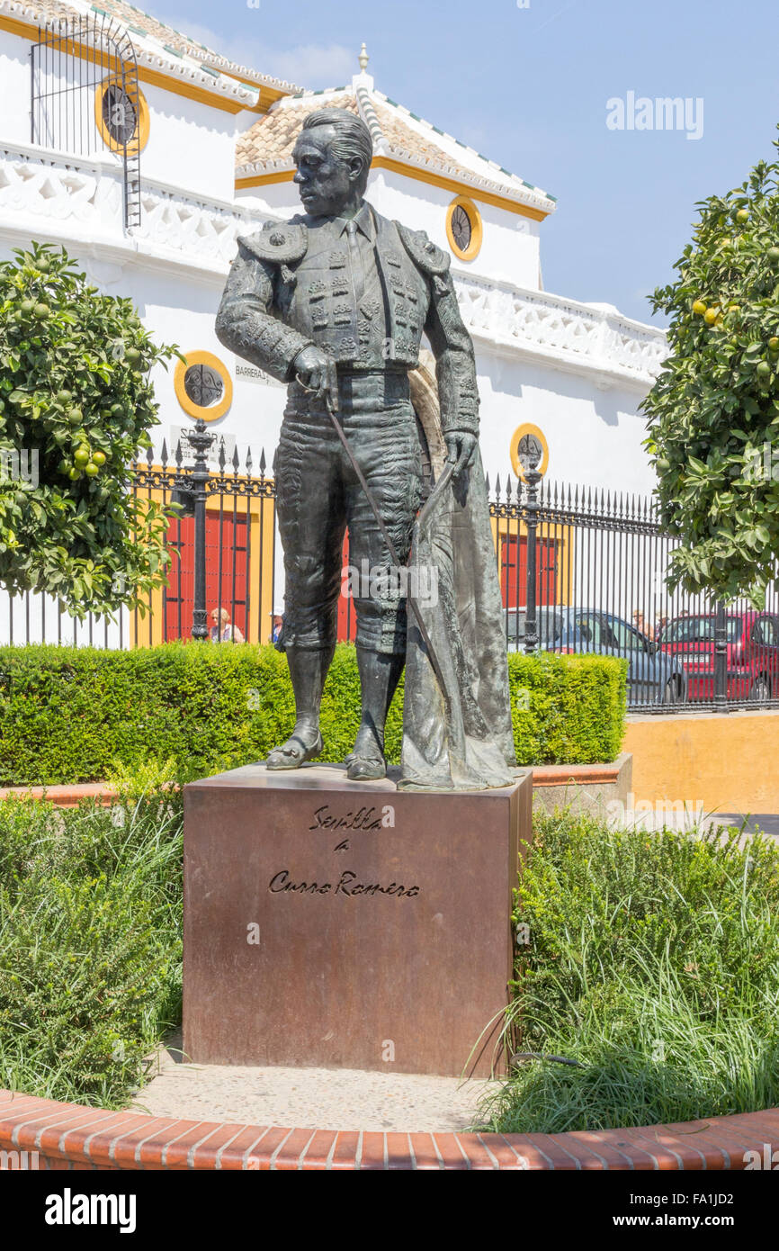 Siviglia, Spain-September 2° 2015: Statua di Curro Romero al di fuori dell'arena. Si ritirò di età compresa tra i 66 dopo 42 anni Foto Stock