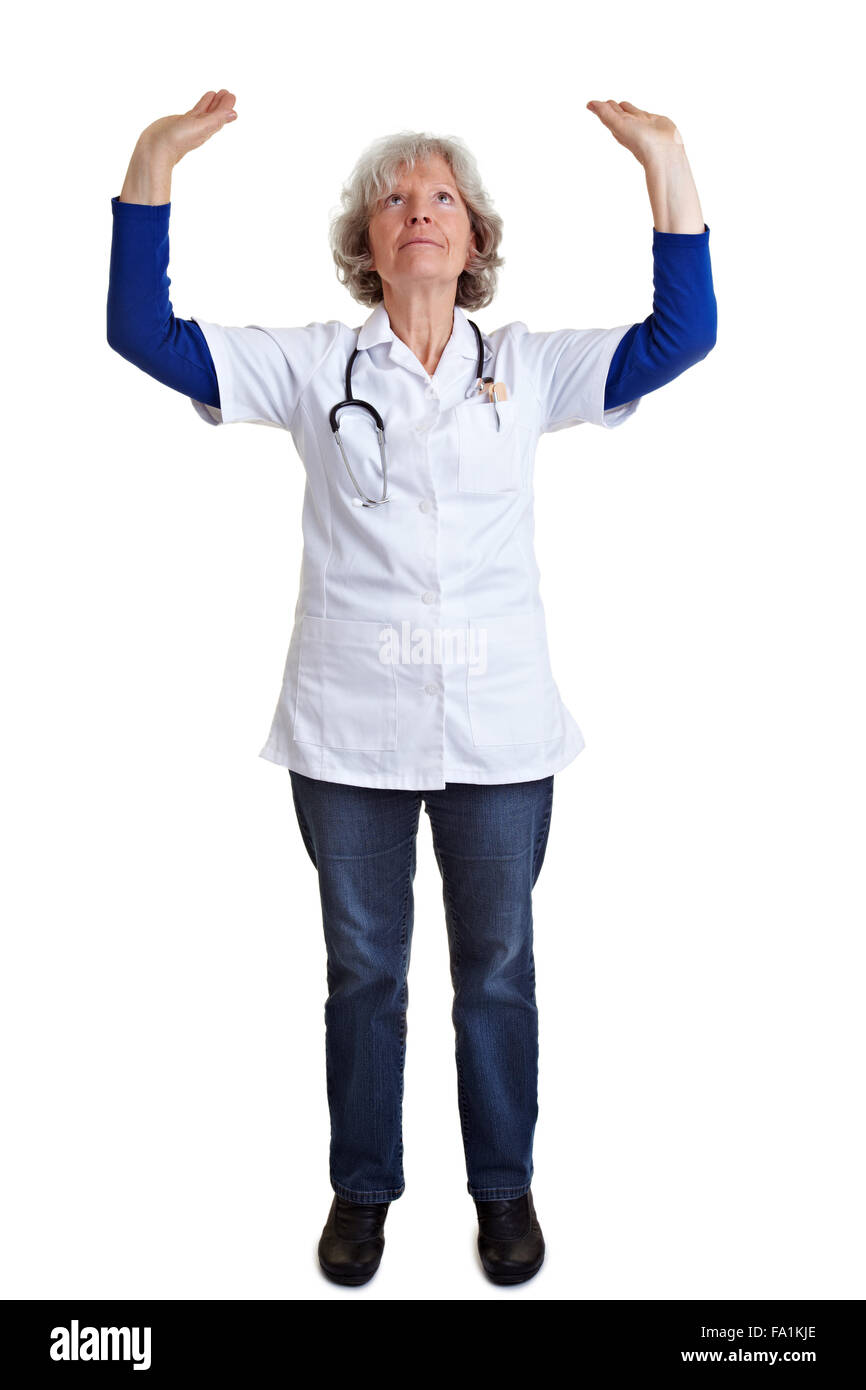 Anziani medico femmina sollevando le braccia come una pantomima Foto Stock