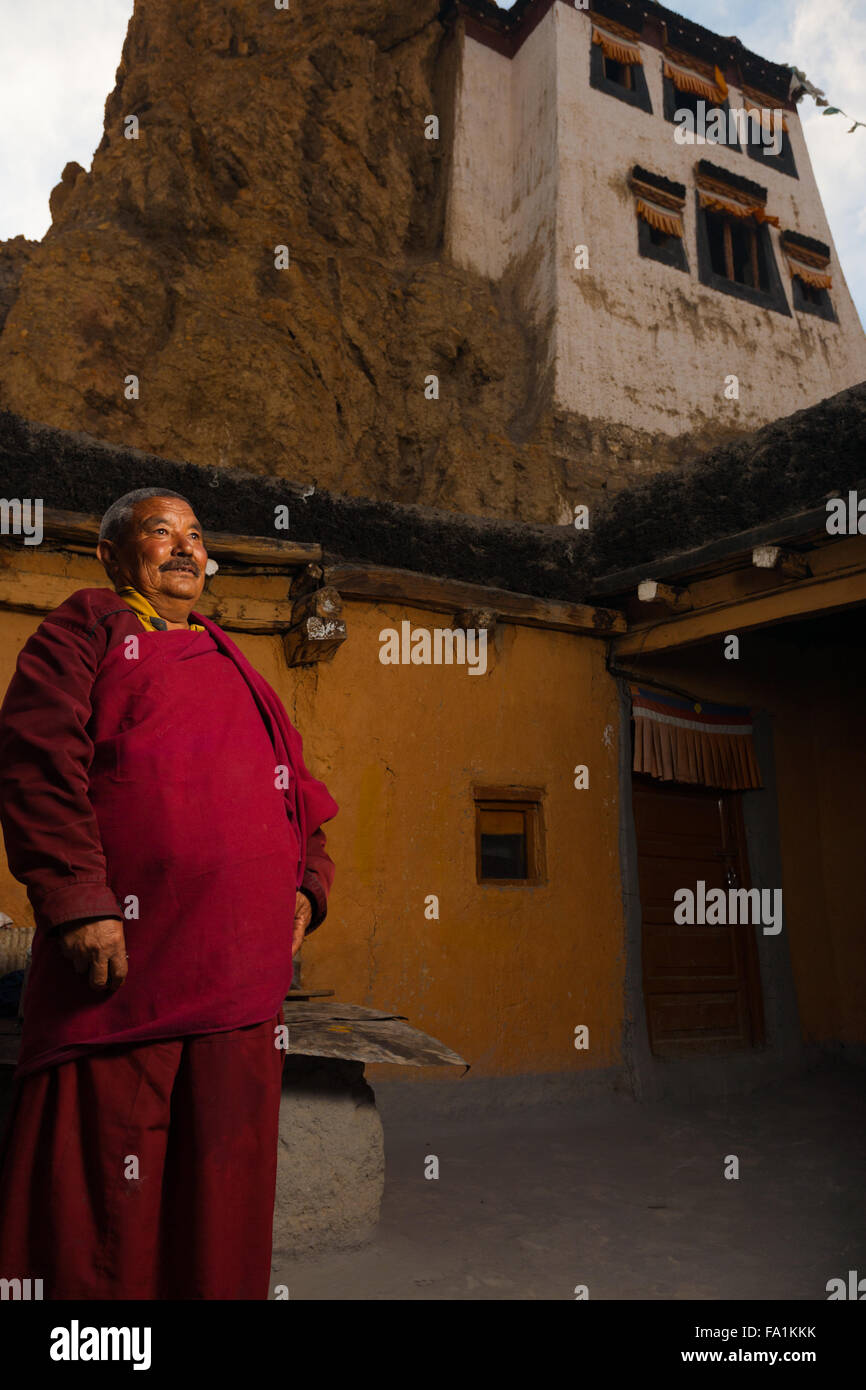 Un monaco tibetano la guida conduce i turisti dopo le preghiere nel cortile interno del monastero di Dhankar in Spiti Valley Foto Stock