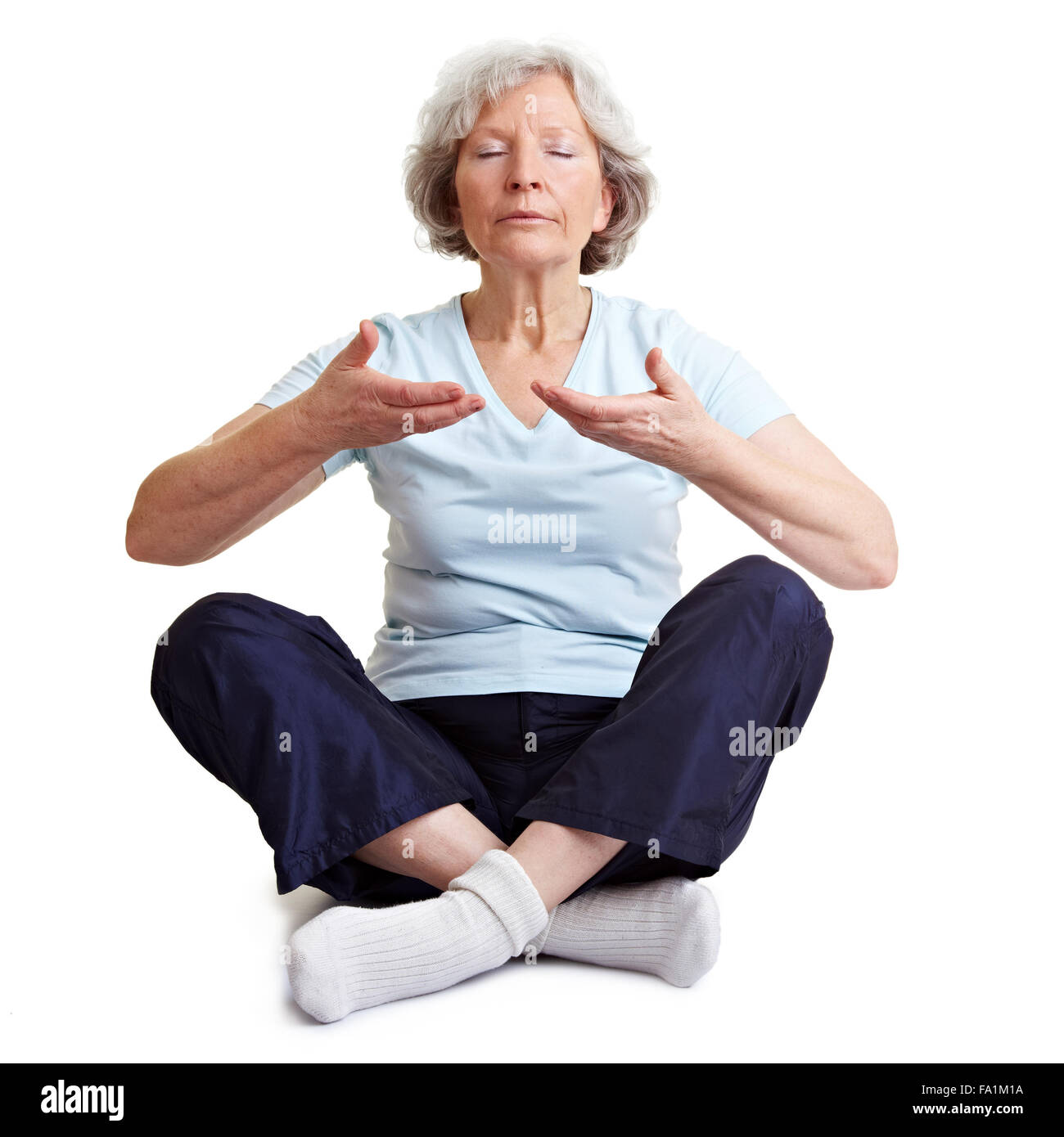 Vecchia donna senior meditando e rilassante con esercizi di respirazione Foto Stock