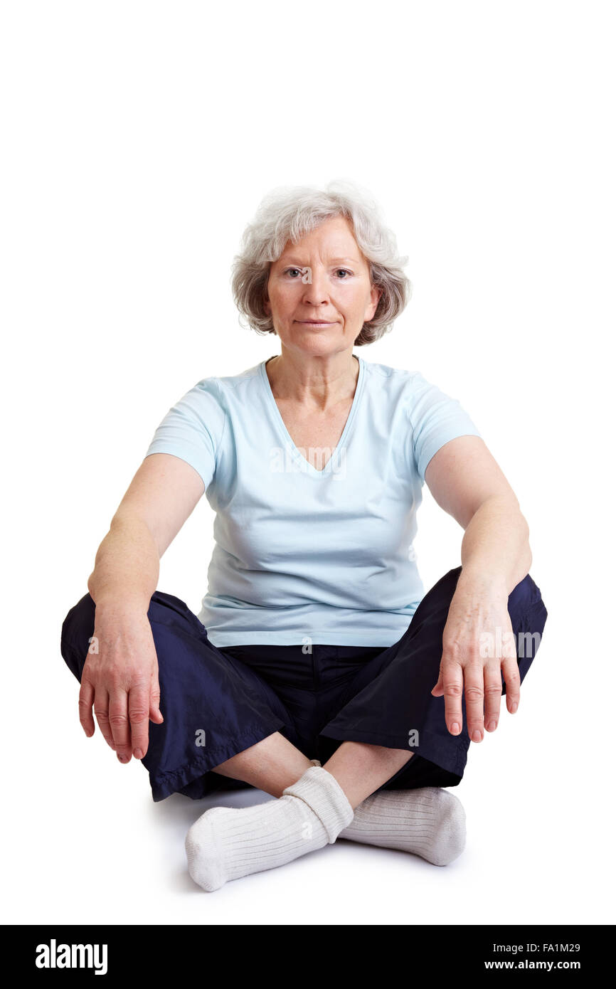 Rilassata anziani donna seduta in sede su misura sul pavimento Foto Stock