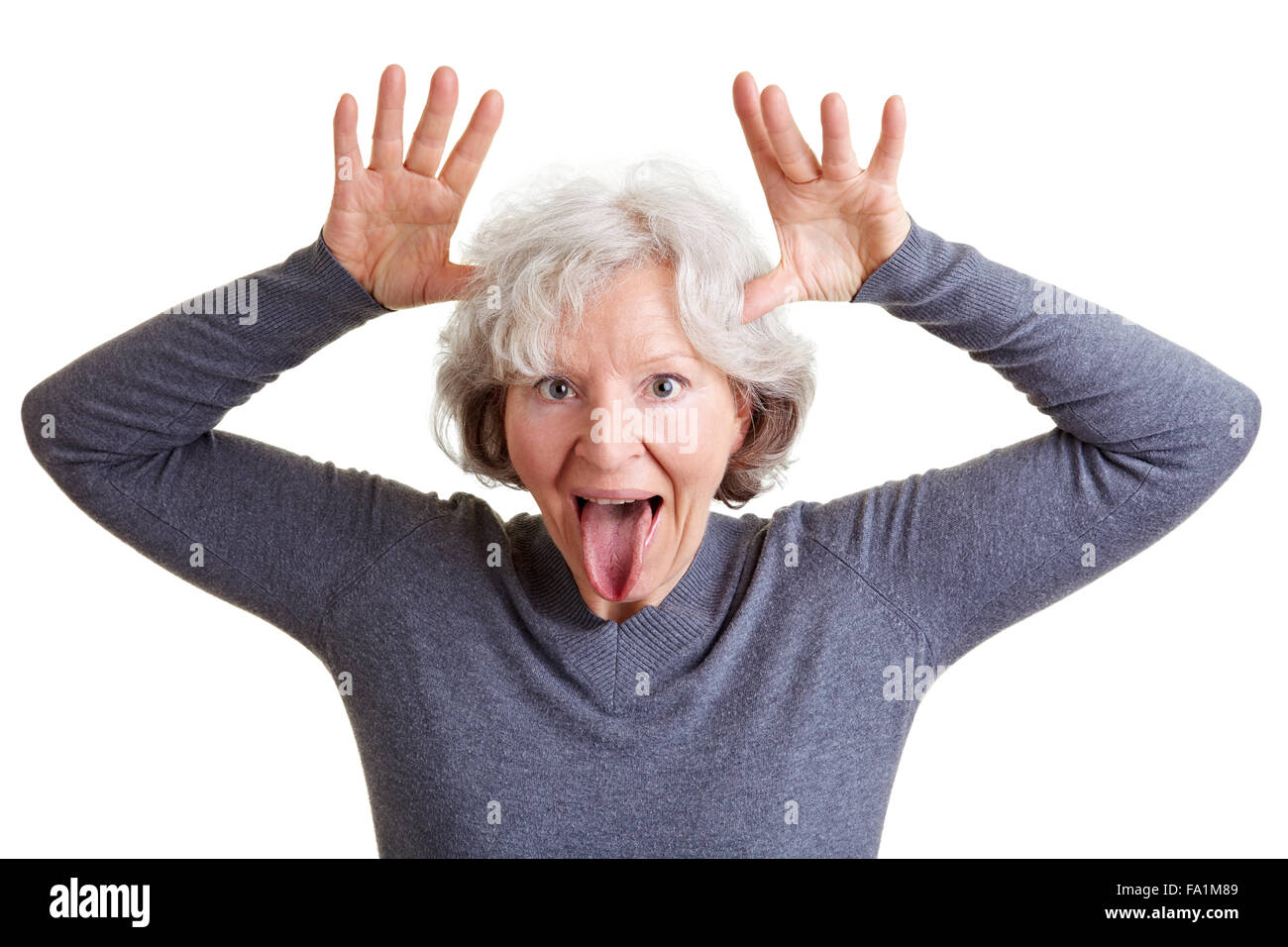 Silly vecchia donna senior che mostra la propria lingua e fare una faccia Foto Stock