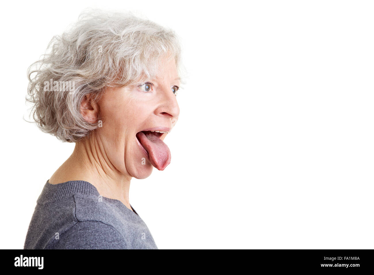 Funny donna anziana sporgenti dalla sua lingua Foto Stock