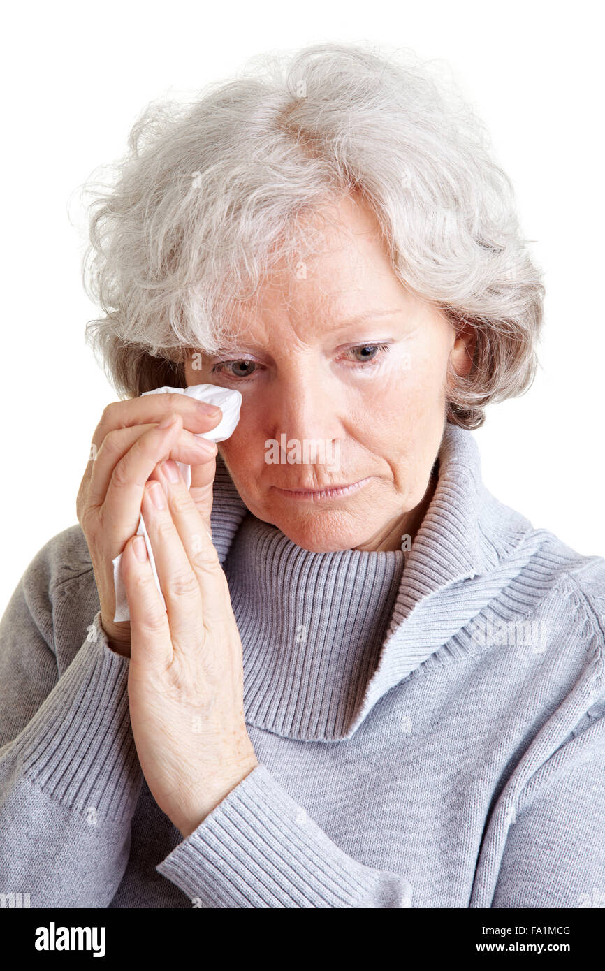 Senior vecchia donna che piange e asciugando le lacrime con un fazzoletto  Foto stock - Alamy