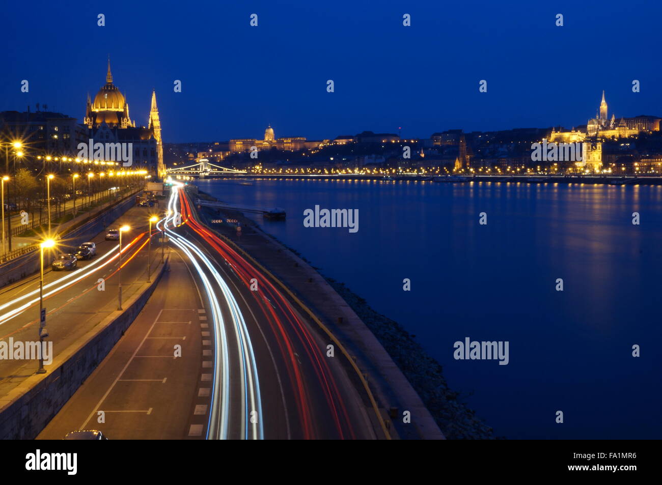 Vista notturna della bellissima città di Budapest. Foto scattata dal ponte Margit. Una lunga esposizione foto. Foto Stock