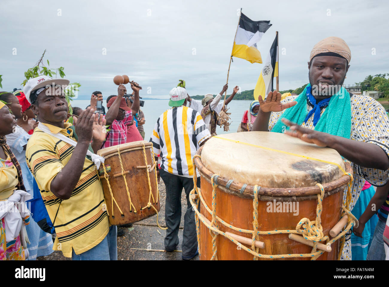 Batteristi in Battle of the Drums performance, festival annuale del Settlement Day di Garifuna a Punta Gorda, Distretto di Toledo, Belize Foto Stock
