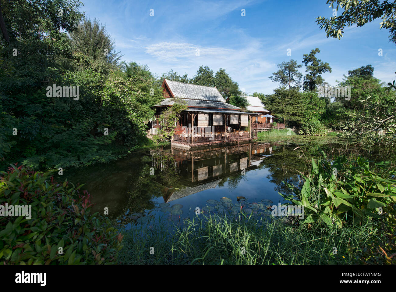 Casa Tradizionale Thailandese su un tranquillo lago, Hua Hin, Thailandia Foto Stock