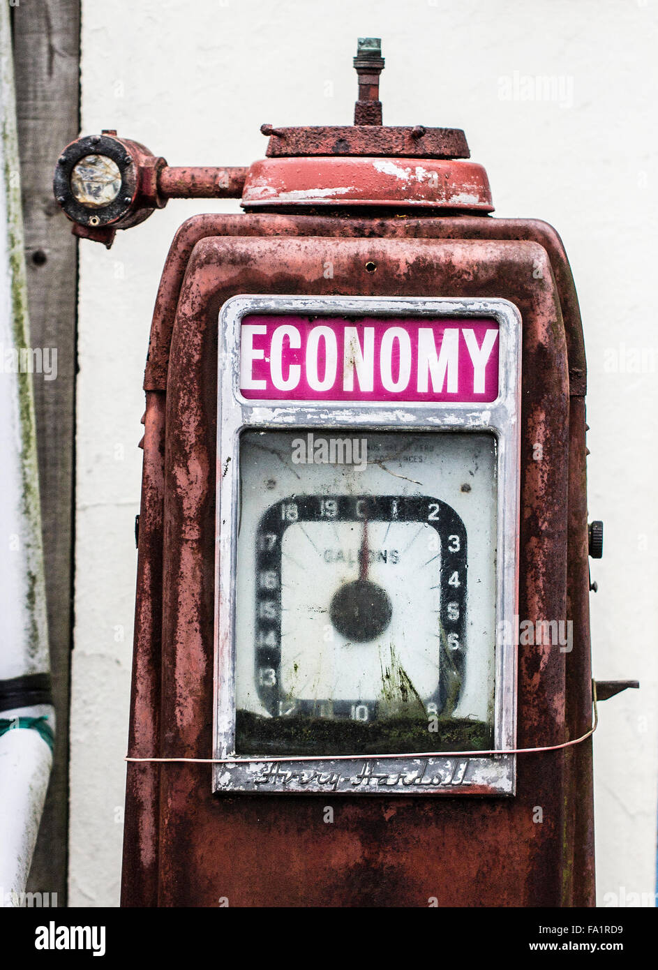 Vecchio abbandonati in disuso della pompa benzina Foto Stock