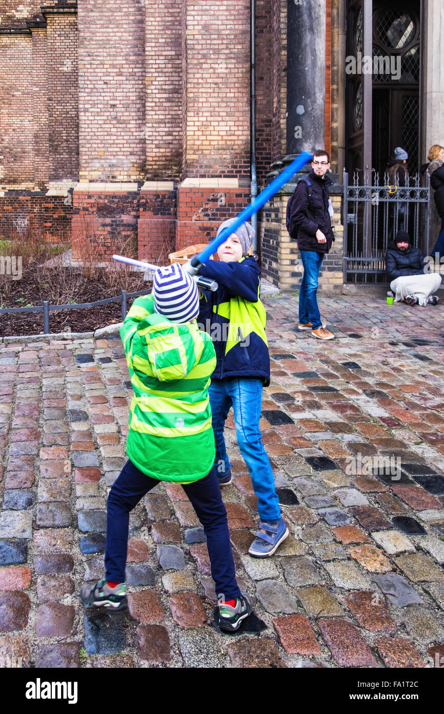 Mitte di Berlino, Germania. Xx Dicembre 2015. I berlinesi accorsi a Zionskirche in Mitte oggi dove i filmati e la musica da 6 parte di Guerre Stellari, saga è stato utilizzato nel servizio domenicale (20.12.2015 al 10 am). Due pastori partecipante ha spiegato che ci sono paralleli tra il film e le tradizioni cristiane. Luke Skywalker la frase " che non sarà mai aderire al lato oscuro" ricorda il testo biblico "Non lasciarti vincere dal male ma vinci con il bene il male". Credito: Eden Breitz/Alamy Live News Foto Stock