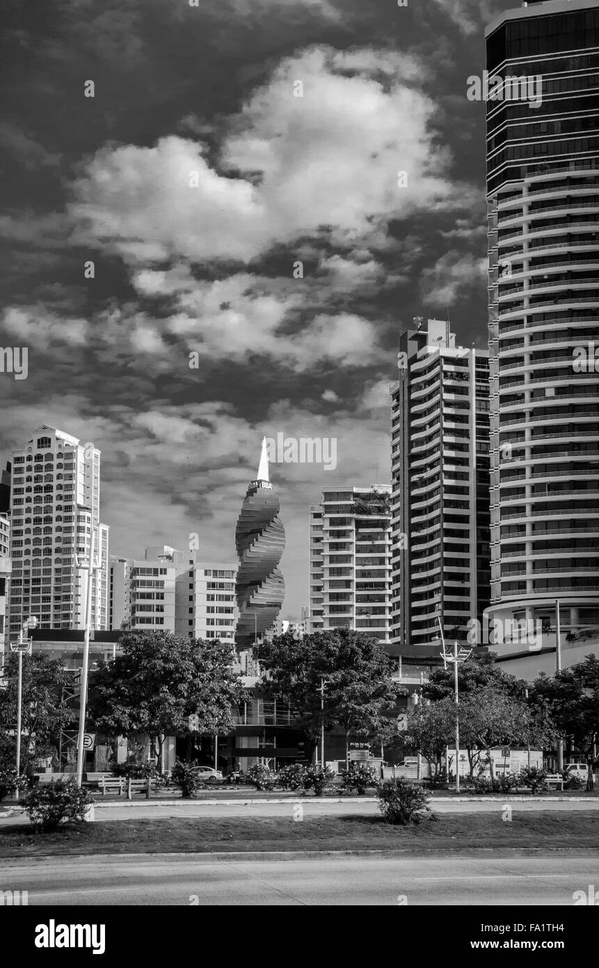Panama City Skyline con F&F Tower, monocromatico, Panama City, America Centrale Foto Stock