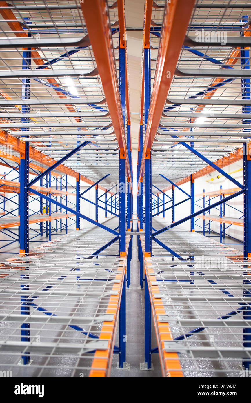 Magazzino vuoto cremagliere Foto Stock
