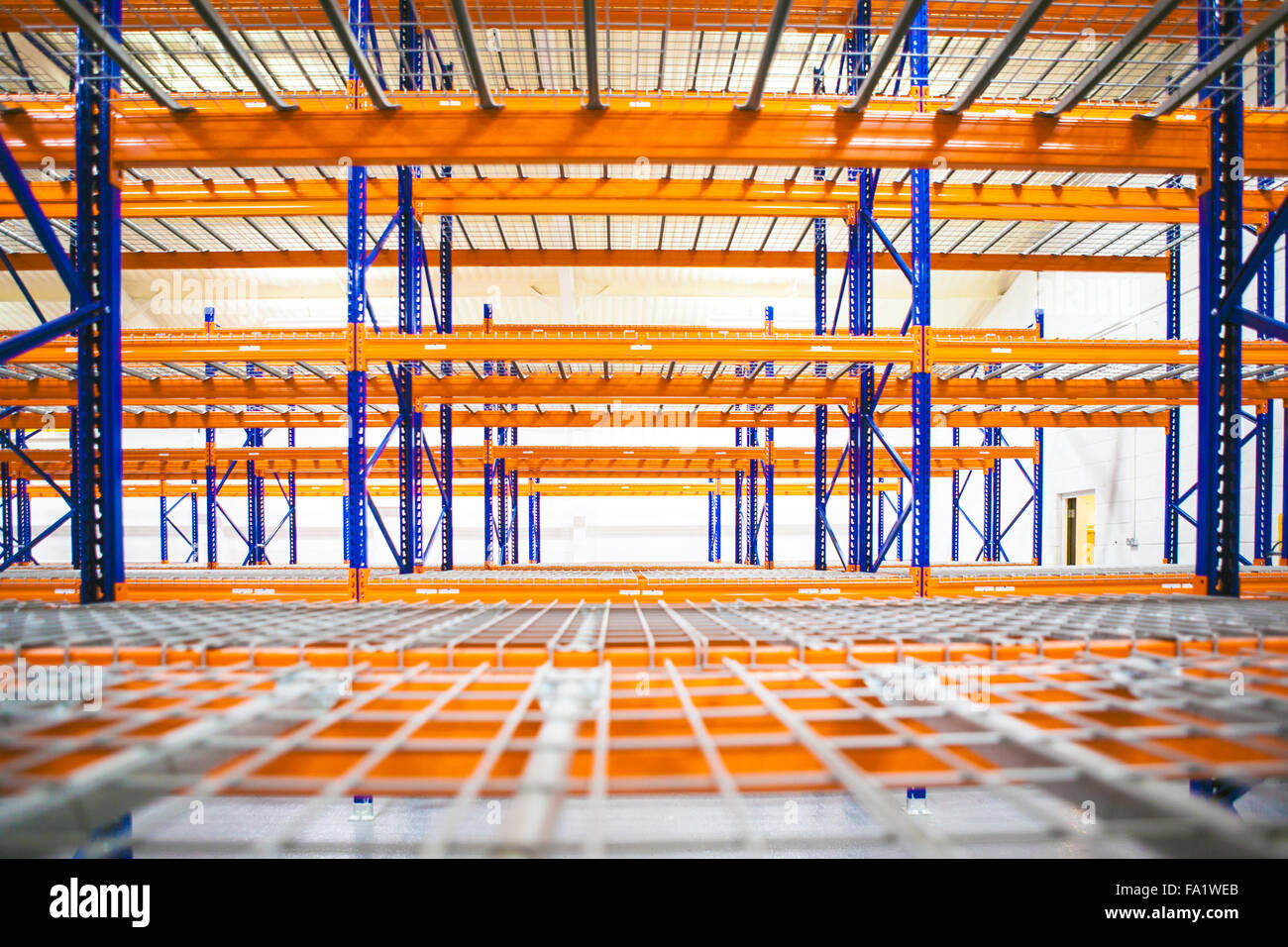 Magazzino vuoto cremagliere Foto Stock