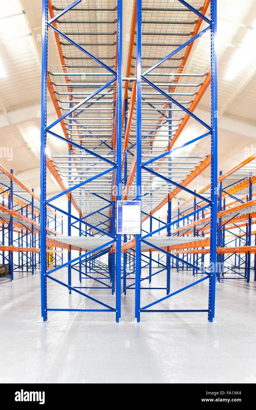 Magazzino vuoto cremagliere Foto Stock