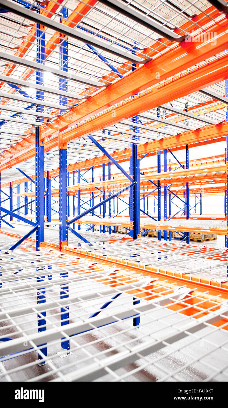 Magazzino vuoto cremagliere Foto Stock