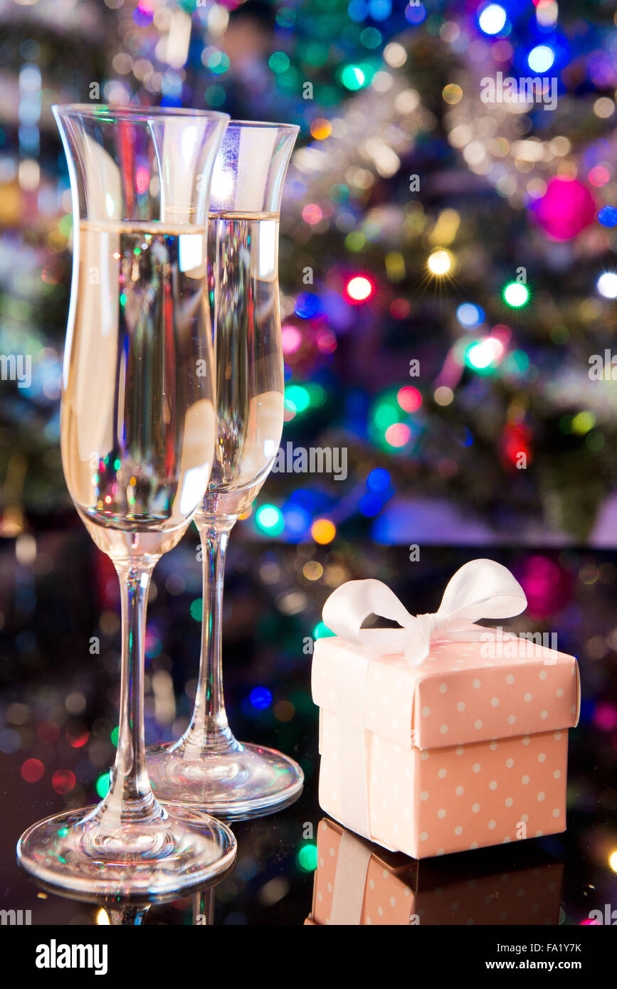 Due bicchieri di champagne e un regalo ROSA Foto Stock