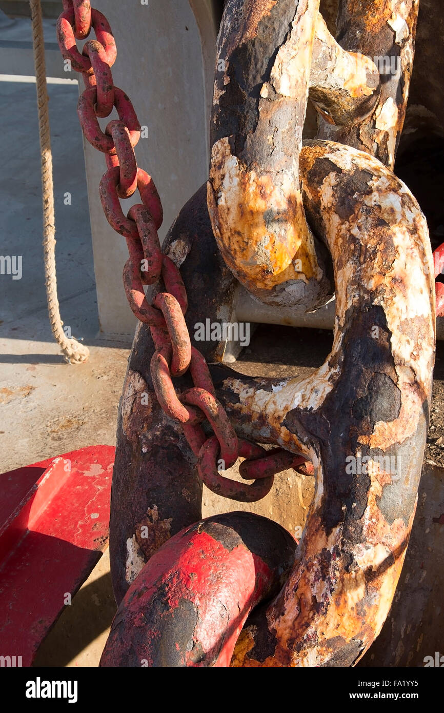 Primo piano della ruggine enorme catena di ancoraggio sul ponte della nave portacontainer Corte Real Foto Stock