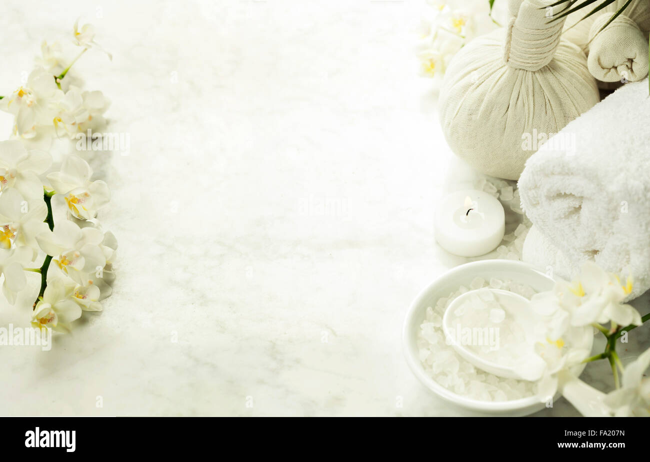 Spa sfondo (White Orchid, comprimere a base di erbe timbri, sale marino, asciugamano e pietre massaggio) Foto Stock