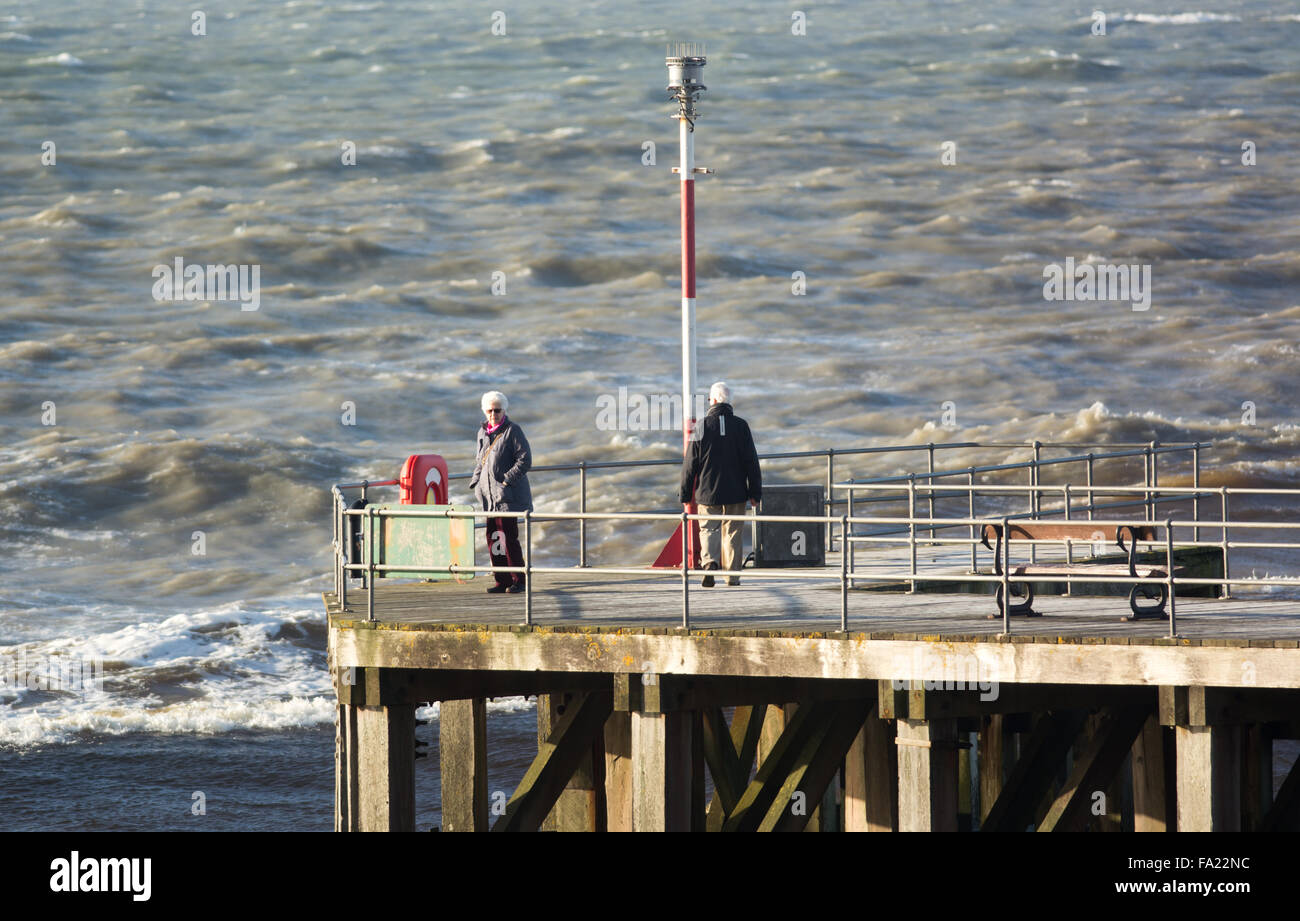 Aberystwyth, Wales, Regno Unito 20 dicembre 2015. La gente a prendere vantaggio della unusal tempo caldo per il tempo dell'anno. Alta venti mix Foto Stock