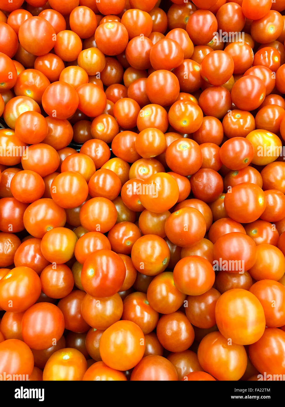 Rossi pomodori ciliegini Gruppo per la vendita nel mercato ortofrutticolo Foto Stock