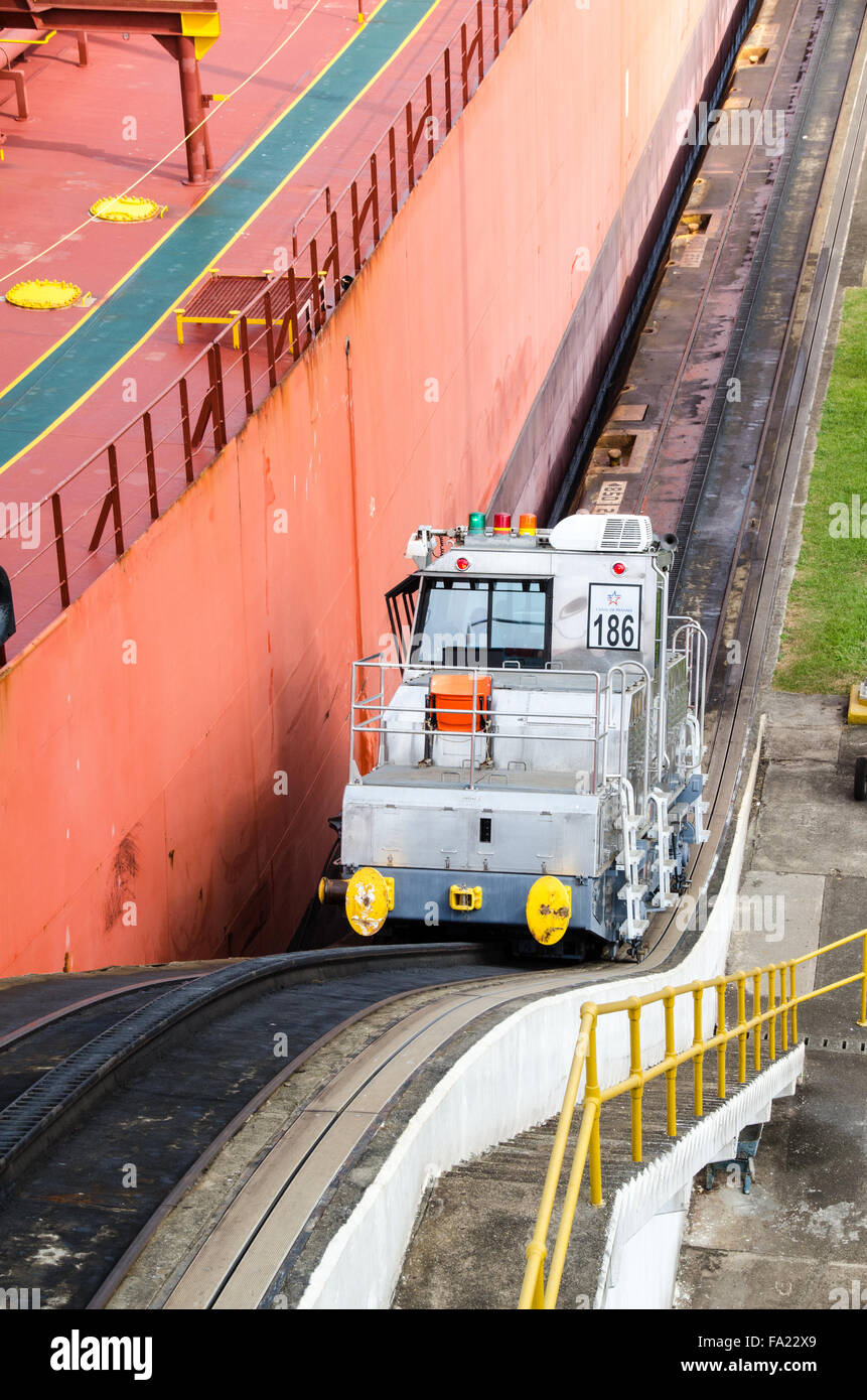 Locomotiva elettrica, mulo a serrature Gatun, sul Canale di Panama, Panama Foto Stock