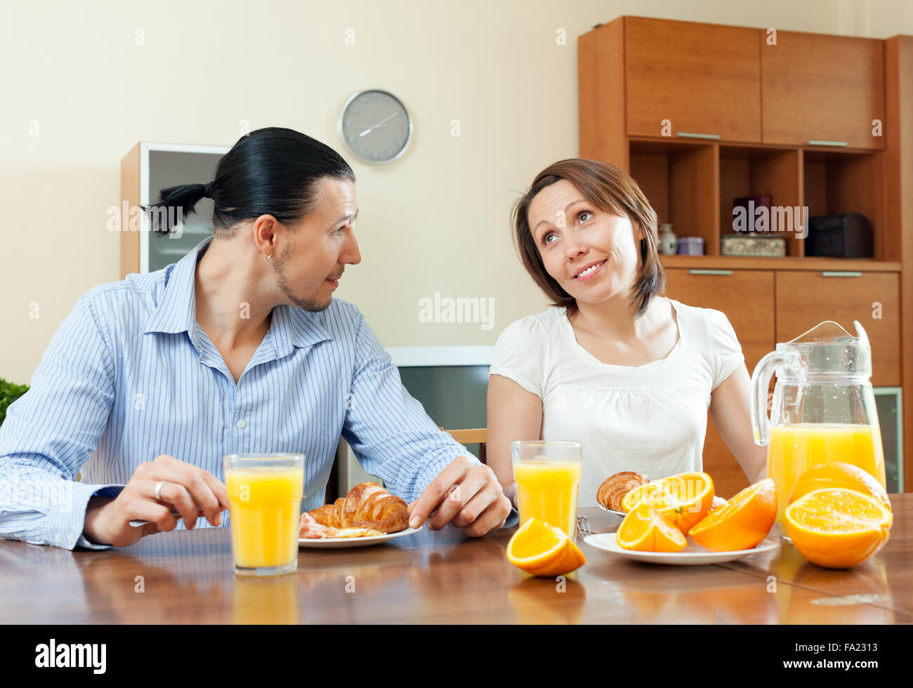 Coppia felice di parlare ora di colazione a casa Foto Stock