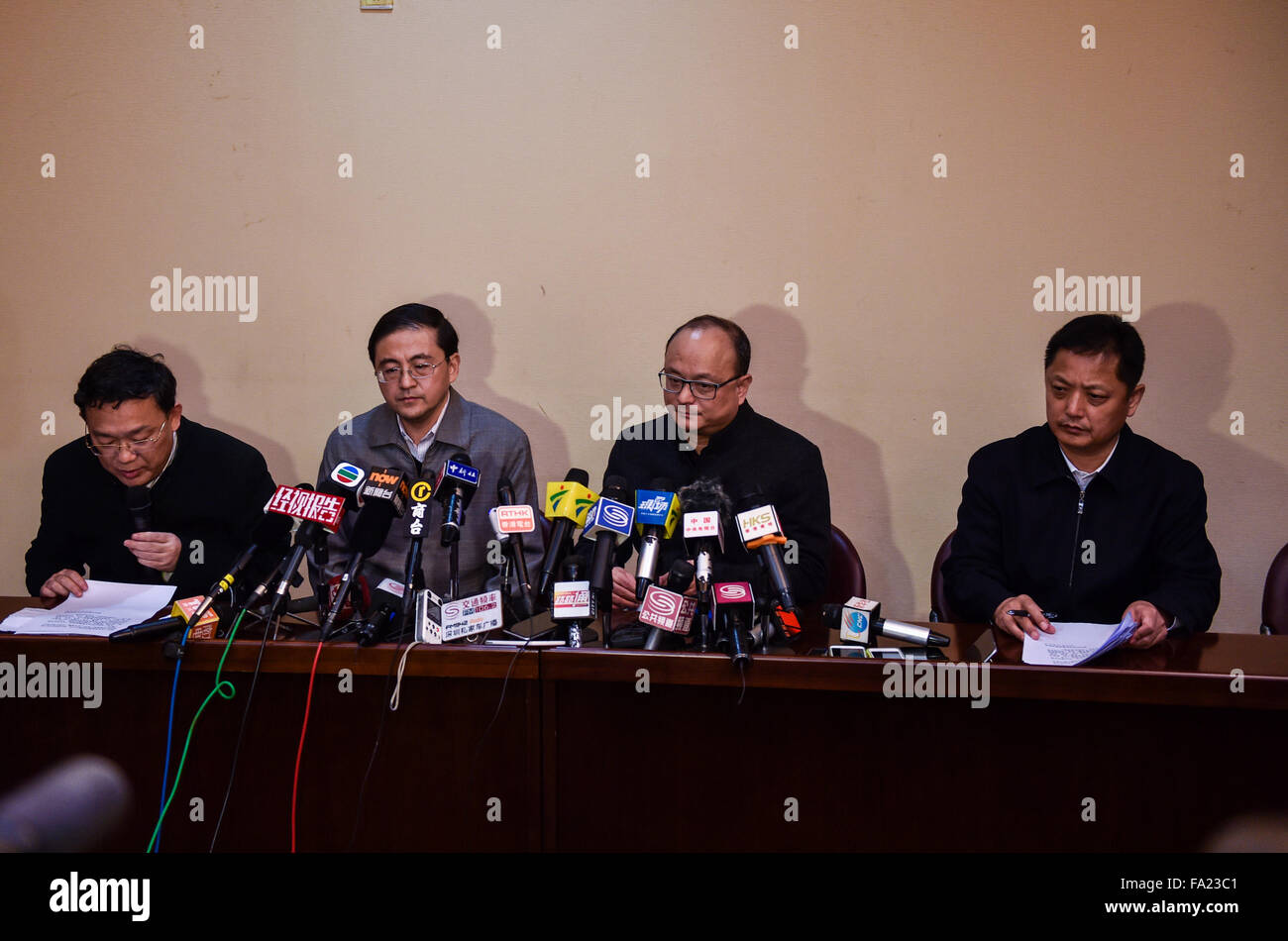 Shenzhen, Cina la provincia di Guangdong. Xx Dec, 2015. Yang Feng (2R), direttore di Shenzhen emergency management office, mutandine ai giornalisti nel corso di una conferenza stampa a Shenzhen, Cina del sud della provincia di Guangdong, Dic 20, 2015. Un totale di 59 persone erano mancanti da 11:00 dopo che una frana sepolto 22 edifici in un parco industriale nella città di Shenzhen domenica, secondo le autorità locali. © Mao Siqian/Xinhua/Alamy Live News Foto Stock