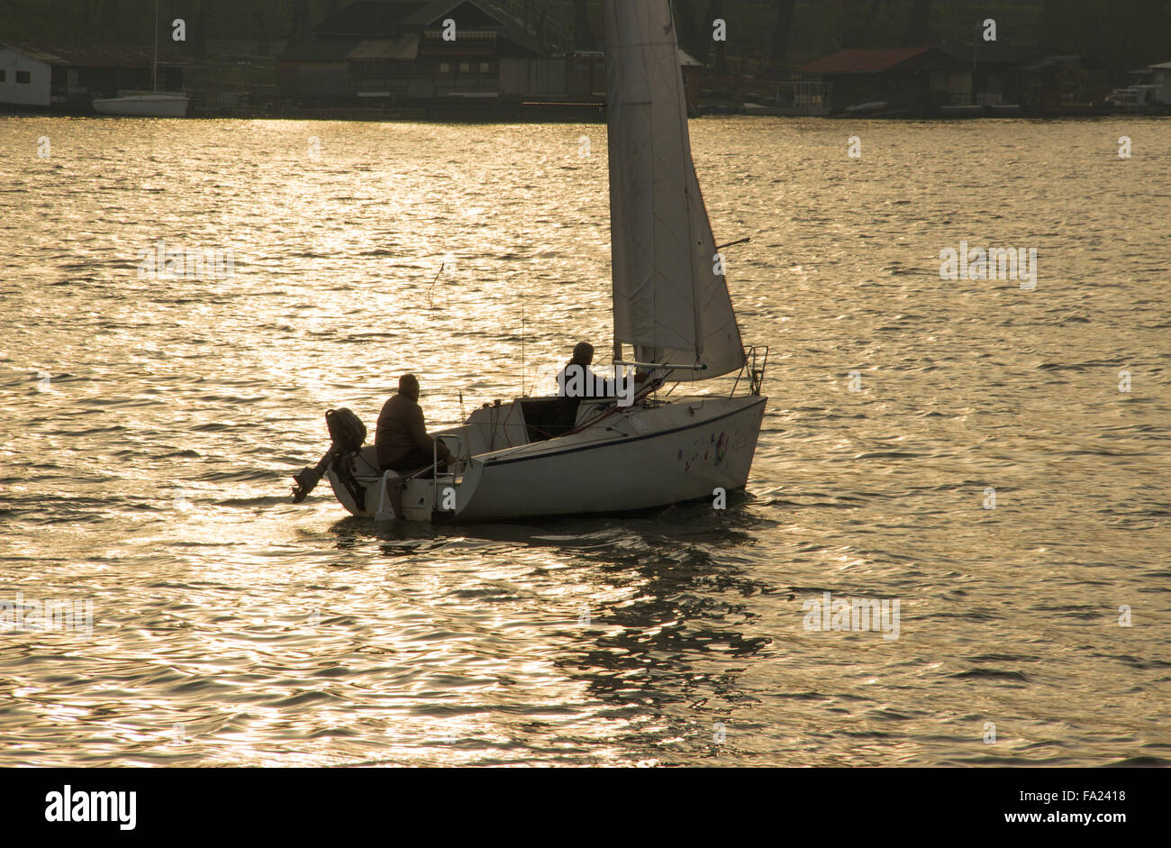 A Belgrado, in Serbia - Due colleghi godetevi la vela in un micro-class yacht in un assolato pomeriggio autunnale presso il fiume Sava Foto Stock