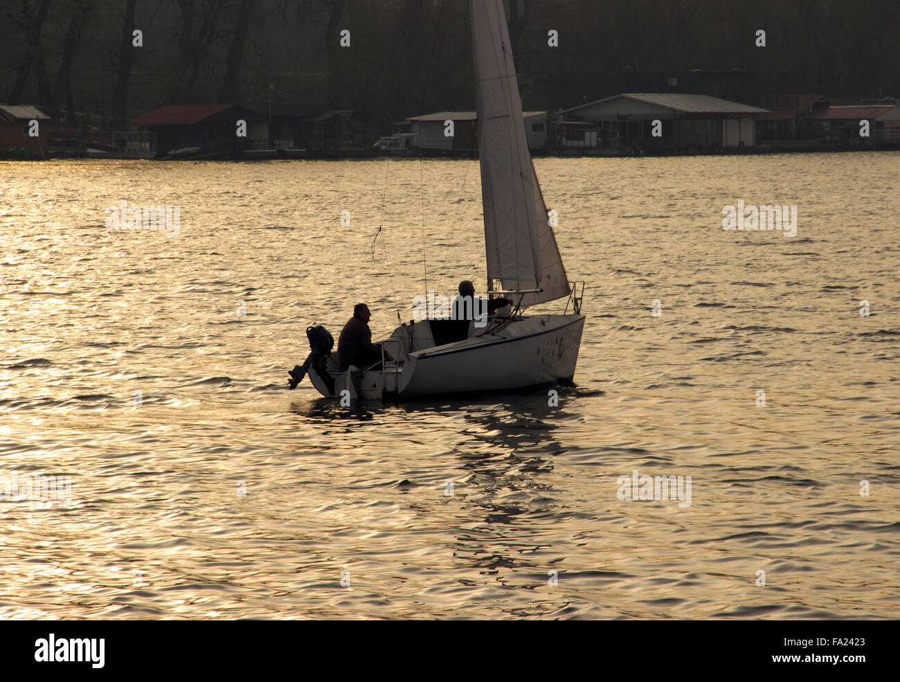 A Belgrado, in Serbia - Due colleghi godetevi la vela in un micro-class yacht in un assolato pomeriggio autunnale presso il fiume Sava Foto Stock