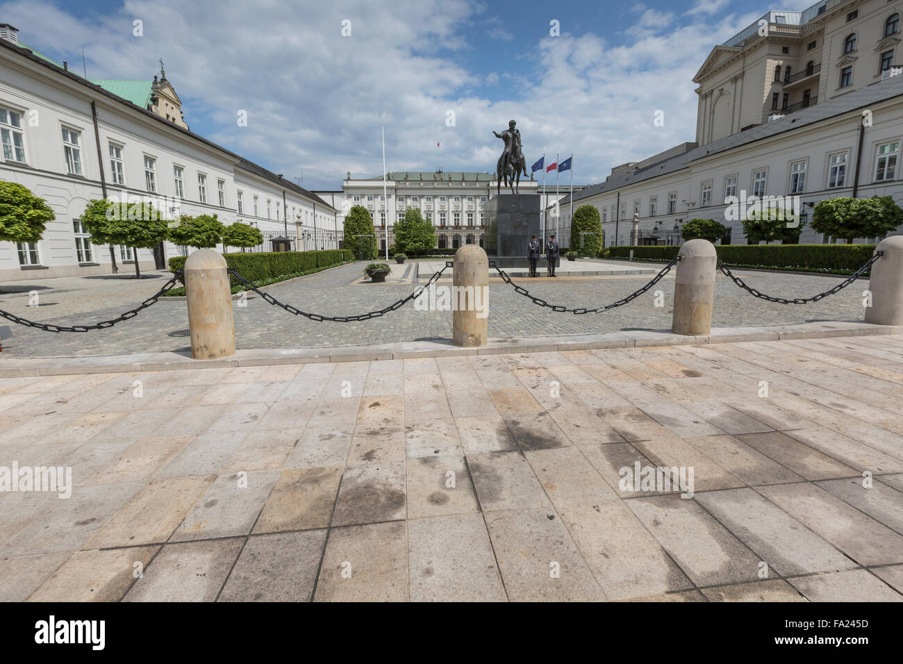 Varsavia, Polonia - Luglio, 08: Palazzo Presidenziale a Varsavia in Polonia. Prima di esso: Bertel Thorvaldsen la statua equestre del principe Jo Foto Stock