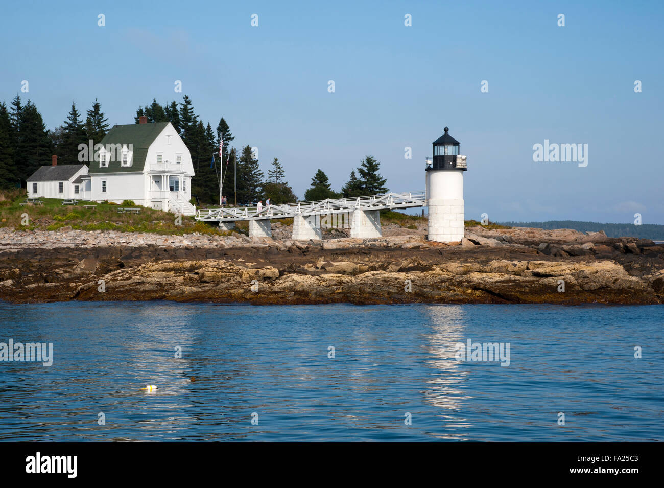 Vista acqua lasciando Port Clyde harbour passando da Marshall Point lighthouse nel Maine su un inizio serata d'estate. Foto Stock